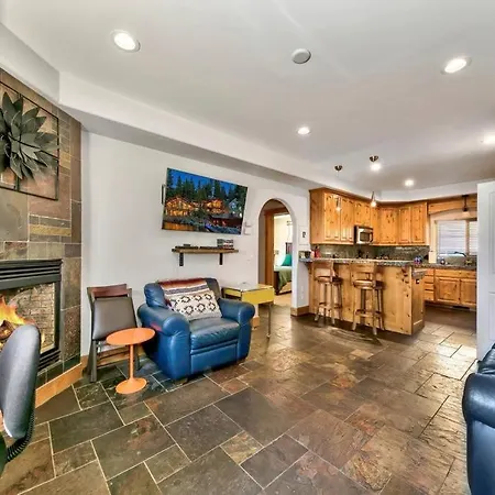Tahoe Cozy Cabin, 2 Bedroom With A Gas Fireplace.